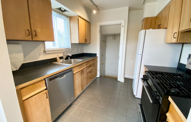 3 beds, 1 bath, $3,250