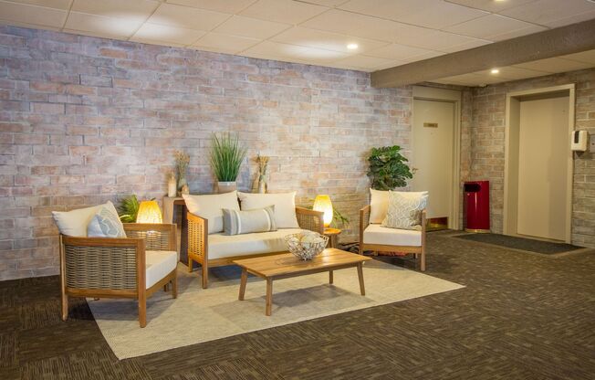 2 beds, 1.5 baths, 650 sqft, $1,375, Unit 210