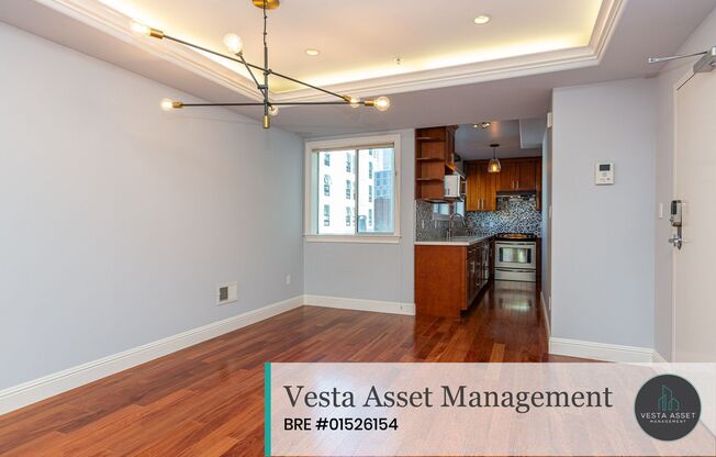SPACIOUS TOP FLOOR 3 BED/2.5 BATH CONDO WITH WASHER & DRYER AND PARKING