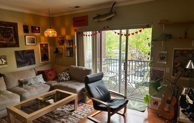 Spacious 3 Bed, 2 Bath Steps to Taylor Street