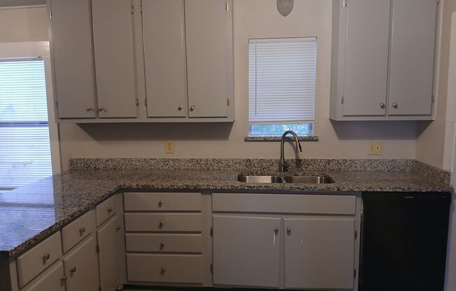 6 Bedrooms, 2 Bathrooms Near 35 & W. Clarendon