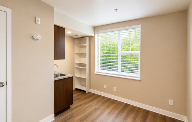 Studio, 1 bath, 154 sqft, $975, Unit 360