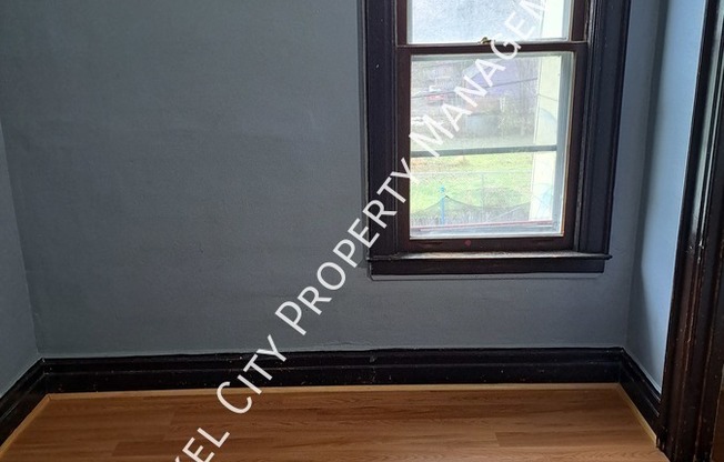 302 W DELAVAN AVE