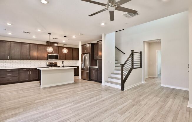 Gorgeous 4bed/3 bath End Unit Condo in Gilbert’s Layton Lakes