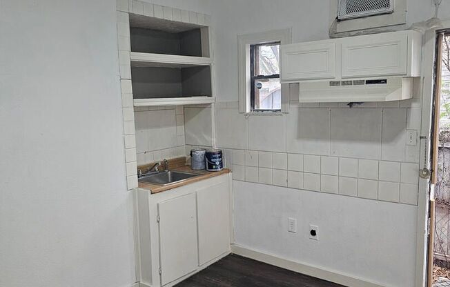 STUDIO APARTMENT NEAR DOWNTOWN!