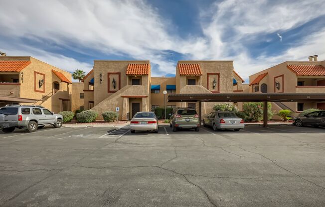 Sparkling Clean 2 bedroom, 2 bathroom upstairs condo in Springs Oaks