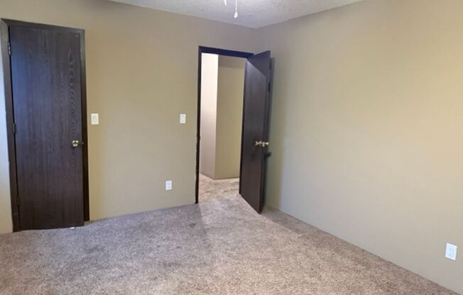 3 beds, 1 bath, 1,125 sqft, $800, Unit CC-735-5B