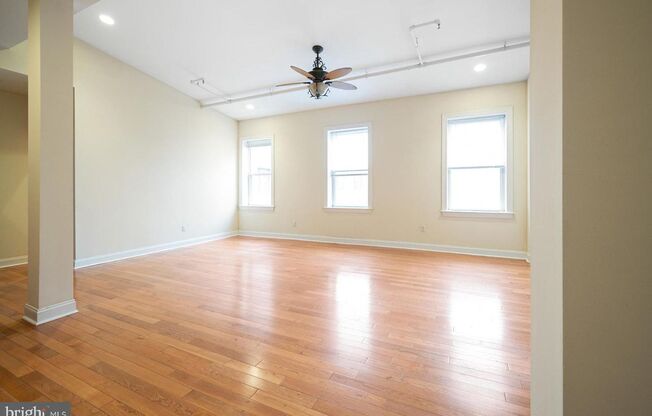 2 beds, 2 baths, 988 sqft, $2,100, Unit 215