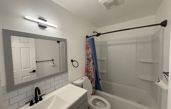 Beautifully Renovated 2 Bed/1.5 bath Condo Edmonds, WA. $2495/mo.