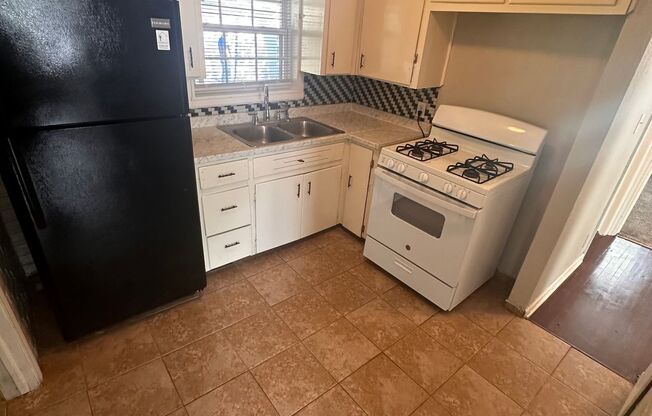 2 beds, 1 bath, $795