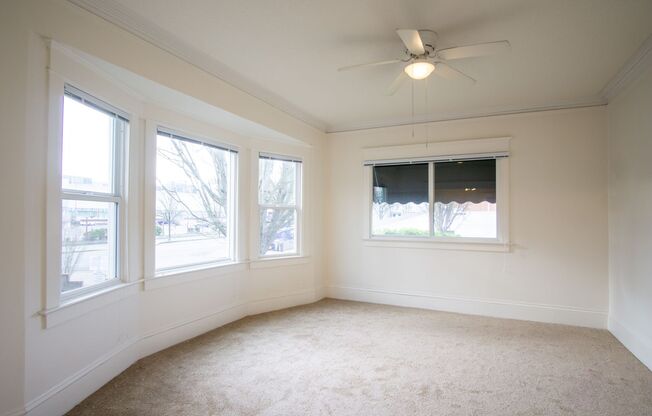Gorgeous 2-Bedroom Corner Flat in 1911 Four-Plex!