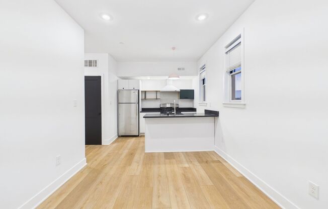 Modern large 1 bed 1 bath in Port Richmond