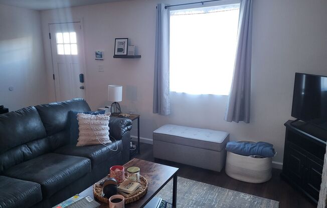 2 beds, 1 bath, $1,300, Unit Apt 1