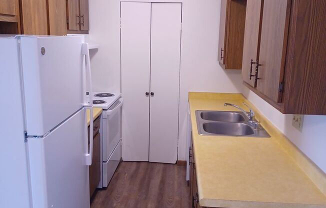 2 beds, 1 bath, $969, Unit 1015 203