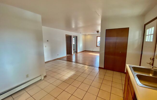 3 beds, 1 bath, $1,550, Unit 6