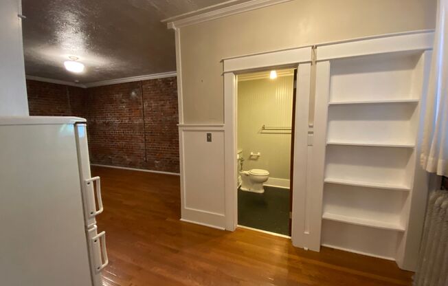 Studio, 1 bath, 450 sqft, $1,000, Unit 8