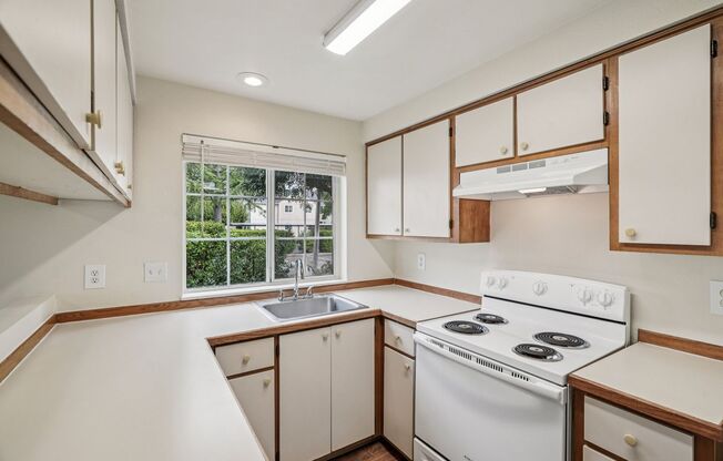 2 beds, 2 baths, 900 sqft, $1,695, Unit L090