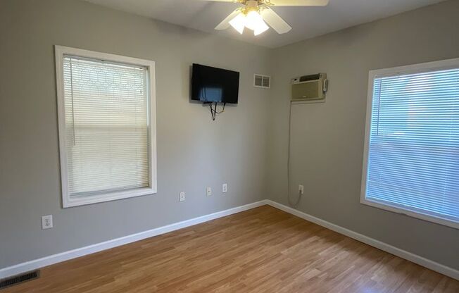 3 beds, 1 bath, $1,695, Unit B