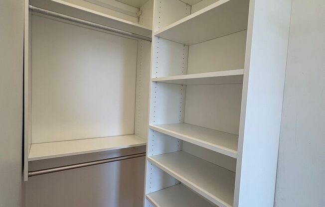 2 beds, 1 bath, 9,999 sqft, $2,250, Unit 64-403