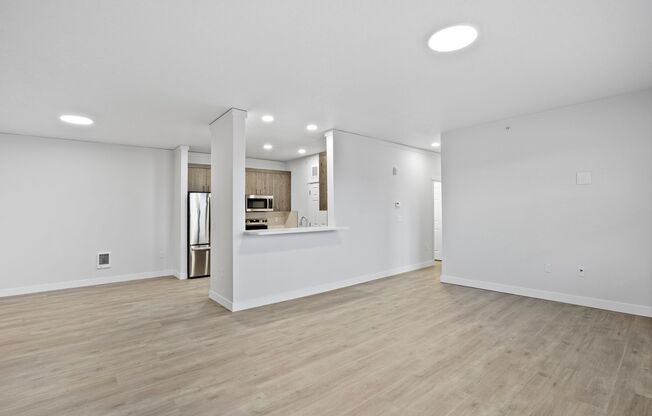 3 beds, 3 baths, 1,674 sqft, $2,050, Unit H-404