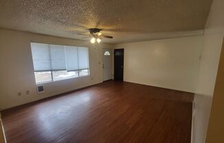 3 beds, 1 bath, 1,041 sqft, $1,900, Unit 435