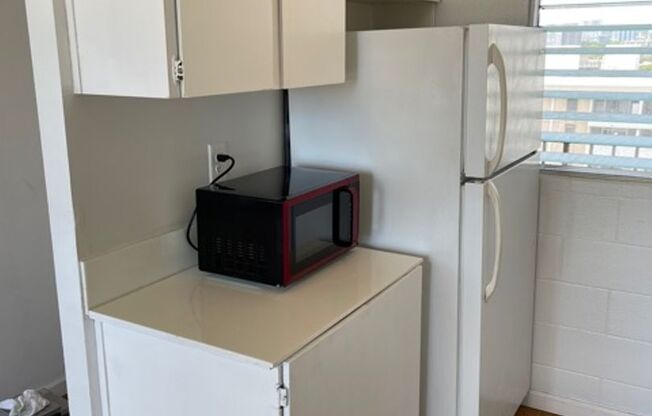 Studio w/ parking -Close to UH! Views of Diamond Head- Electricity Included