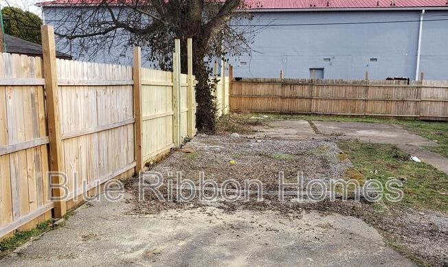 2806 E 5 AVE