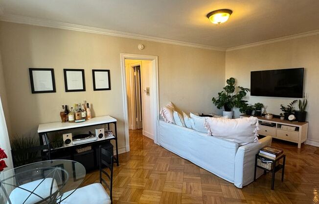 1 bed, 1 bath, $2,100, Unit 404