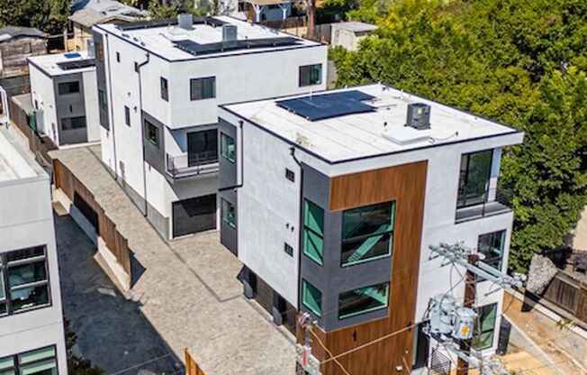 Ultra-Luxury Brand New 2 bed/2.5 bath and 4 bed/4 bath Townhomes