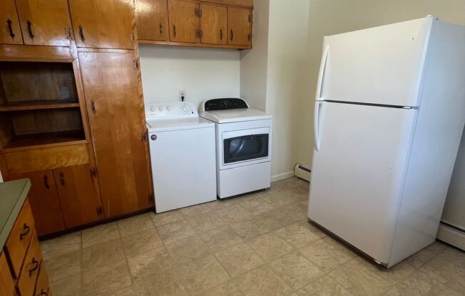 2 beds, 1 bath, 903 sqft, $1,250, Unit B-8