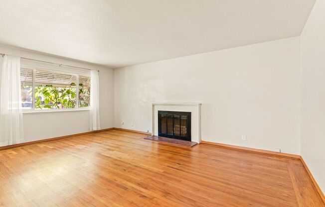 Charming Castro Valley Retreat with 2-Car Garage & Large Deck / Yard