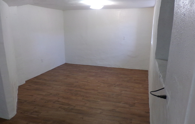 Basement Apartment in Tri-Plex! 2 Bedroom/1 Bath  $950/$950