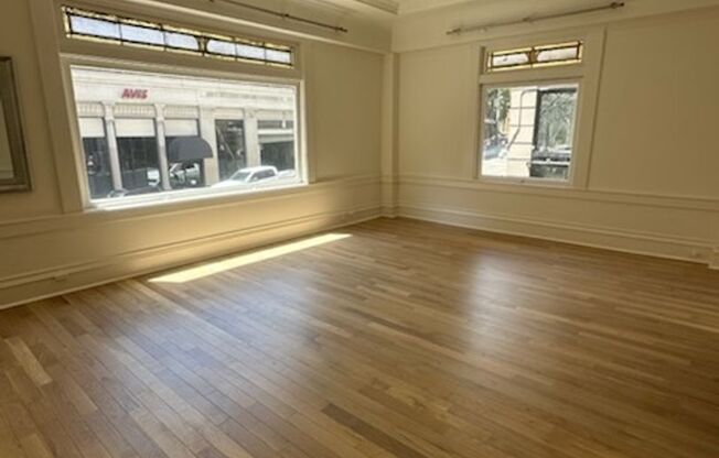 Epic REA- Spacious Flexible Plan 2 BR/1 BA Flat in the Heart of The City