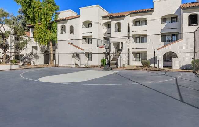 a basketball court at the whispering winds apartments in pearland, tx