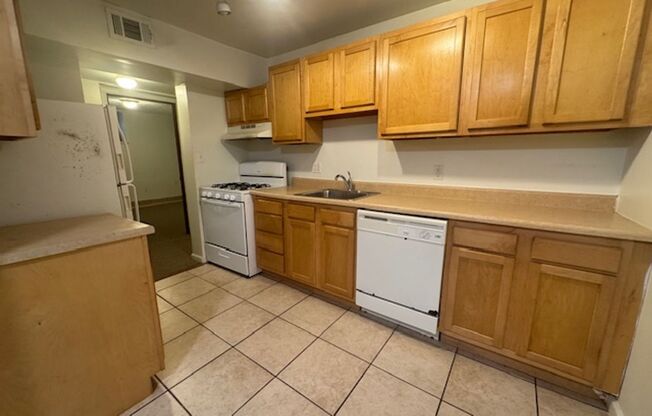 3 beds, 1 bath, 810 sqft, $1,590, Unit 732 S. Millvale Ave. #C1