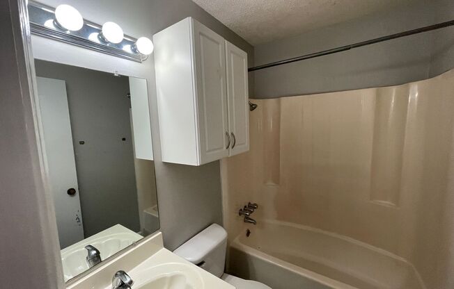 2 beds, 1 bath, $995, Unit 1200 E Academy Street #8