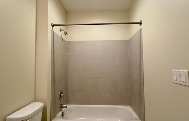 2 beds, 1 bath, 913 sqft, $1,399, Unit 413 Unit 204