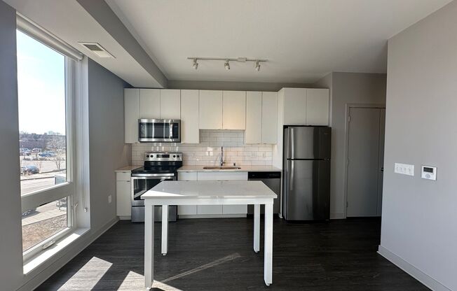 2 beds, 1 bath, 676 sqft, $1,895, Unit 411