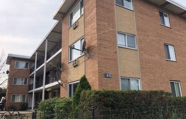 Well Maintained 1 Bedroom/1 Bath Unit Great Location Close to Ohare