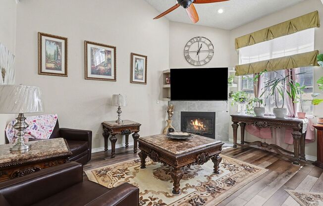 Updated 2 bed 2.5 bath End Unit Townhome in Lochmoor!