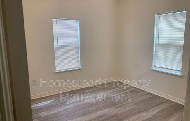 3 beds, 1 bath, 1,236 sqft, $995