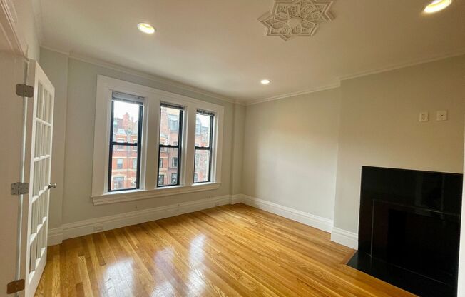 AMAZING NEWBURY ST ONE BEDROOM WITH LAUNDRY IN UNIT!  VACANT AND AVAILABLE NOW!