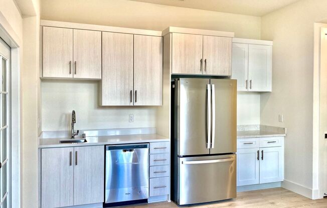 Room For Rent In Excellent Condo