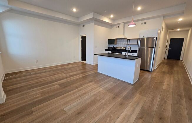 Bright 1 bedroom available now - MOVE IN SPECIAL!