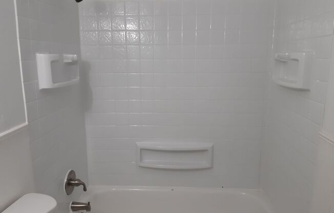 2 beds, 1 bath, $900