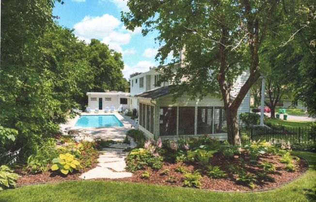 7 Bedroom home near Cedar Lake