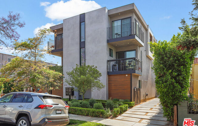 818 N HOBART BLVD