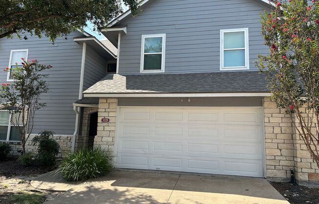 College Station - 4 Bedroom / 2.5 Bath / 2 Story Townhome in Canyon Creek Complex.