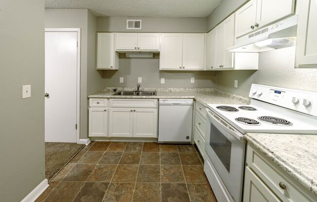 2 beds, 1 bath, 812 sqft, $925, Unit L-6