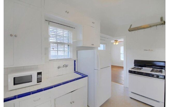 2 beds, 1 bath, $1,995, Unit 401 E. 33rd St